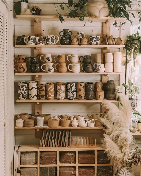 Pottery Booth Display, Butik Design, Art Studio Storage, Pottery Cafe, Pottery Display, Ceramic Store, Art Studio Space, Art Studio Room, Pottery Store