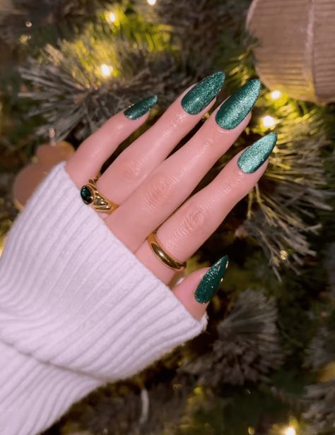 The 25 Best Velvet Nail Ideas for a Luxurious Set Emerald Nails, Velvet Nails, Manicure Gel, Green Nail, Glamorous Nails, Thanksgiving Nails, Festival Nails, Sparkly Nails, Xmas Nails