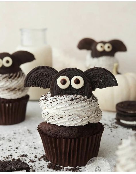 Oreo Bat Cupcakes, Oreo Cupcakes Halloween, Cool Halloween Cupcakes, Halloween Treats Cupcakes, Halloween Muffin Ideas, Halloween Desserts Easy Cupcakes, Halloween Dessert Ideas Cupcakes, Halloween Baking Ideas Cupcakes, Cupcake Halloween Ideas