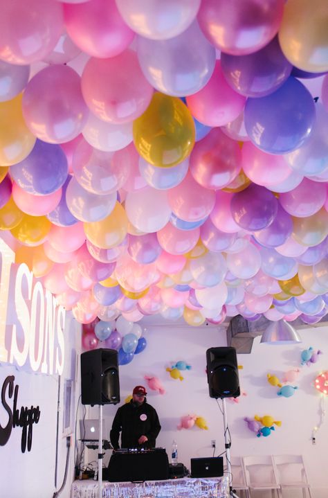 Don't panic, I only want to do something like this on a much smaller scale, above the dessert table Balloon Ceiling, Milestone Birthday Party, 카페 인테리어 디자인, Balloon Centerpieces, Balloon Diy, Ceiling Decor, Milestone Birthdays, Unicorn Party, Party Planner