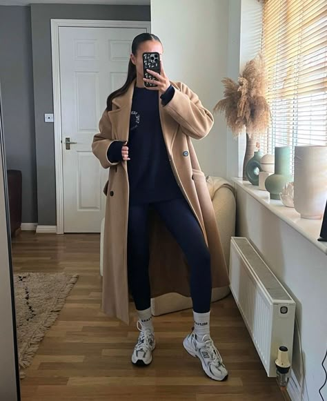 Fall Jordans Outfits Women, Cold Weather Pregnancy Outfit, New York Rainy Day Outfit, Streetwear Trench Coat, Long Puffer Coat Outfit, Outfit Manteau, 530 Outfit, Outfit For Rainy Day, New Balance 530 Outfit