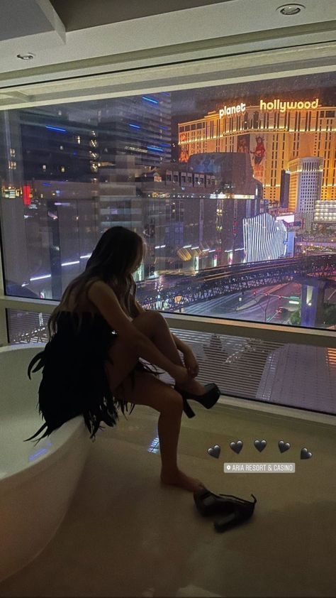 21st In Vegas Outfit, Las Vegas Aesthetic Instagram, Vegas Outfit Aesthetic, Poses In Vegas, 21 Birthday Las Vegas, Aesthetic Vegas Pictures, Vegas Pictures Ideas, Rich Birthday Aesthetic, Las Vegas Aesthetic Pictures