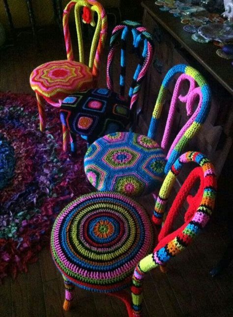 Awesome!! And no sanding and painting Chaotic Design, Crochet Chair, Crochet Furniture, Crochet Home Decor, Crochet Fashion Patterns, Freeform Crochet, Crochet For Home, Crochet Square, Boho Crochet