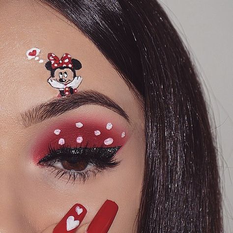 Minnie Mouse (Make-Up by NasiaBelli @Instagram) #Disney Minnie Mouse Eyeshadow, Cartoon Character Makeup Looks, Minnie Mouse Makeup Ideas, Minnie Mouse Face Painting, Mouse Face Paint, Minnie Mouse Makeup, Makeup Cartoon, Mouse Makeup, Disney Eye Makeup