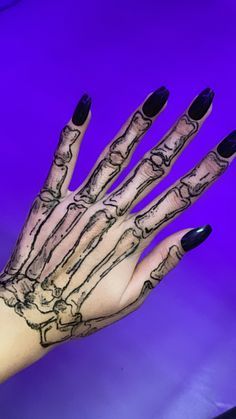 Embrace the spooky season with these skeleton hand nails! 🦴🔥 Featuring intricate bone details, these nails will give your look a hauntingly cool edge. 💅🎃 #SkeletonNails #BoneChic #HalloweenStyle Tattoo Design For Hand, رسم كاريكاتير, Hand Nails, Vampire Bride, Sharpie Tattoos, Skeleton Makeup, Hand Doodles, Pen Tattoo, Halloween Makeup Pretty