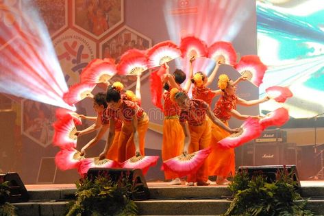 Fan Dance Chinese, Vietnamese Fan Dance, Traditional Chinese Fan, Chinese Fan Dance, Dance Editorial, Ribbon Dance, Chinese Fans, Chinese Dance, Chinese Fan