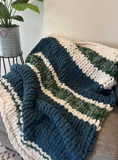 3 Color Chunky Knit Blanket, Puffy Blanket Crochet, Puffy Yarn Blanket, Crochet Blanket Chunky Yarn, Chunky Knit Blanket Pattern Color Combos, Fluffy Crochet Blanket, Crochet Blanket Chunky, Chunky Blanket Diy, Chunky Blanket Pattern