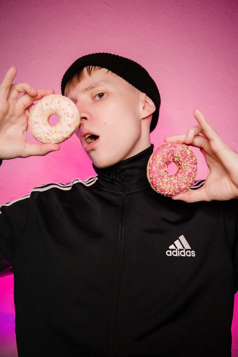 Donut guy.  Idea for a photo shoot.  Donut advertising.  Delicious donuts. Парень с пончиками. Идея для фотосессии с пончиками. Реклама пончиков. Вкусные пончики. Doughnut Advertisement, Donuts Photoshoot, Donut Photoshoot, Donut Photography, Mochi Aesthetic, Shooting Aesthetic, Promo Photoshoot, Donut Photos, Dunkin Donut