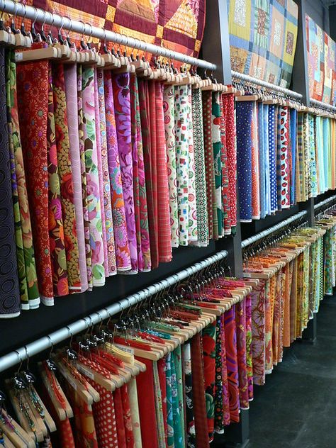 Fabric Shop Display, Fashion Store Design, Fabric Store Displays, Fabric Store Design, Interior Design Fabric, Clothing Store Interior, Art Studio Space, Fabric Shops, Store Design Boutique