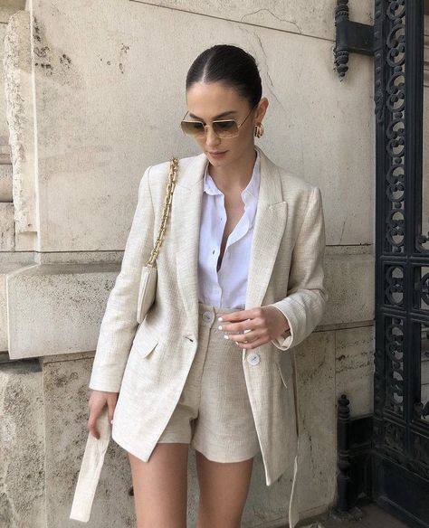 007 Aesthetic, Pinstripe Blazer, Vanilla Latte, Paris Outfits, Dress Linen, Blazer And Shorts, Hot Days, Mode Inspiration, Winter Fashion Outfits