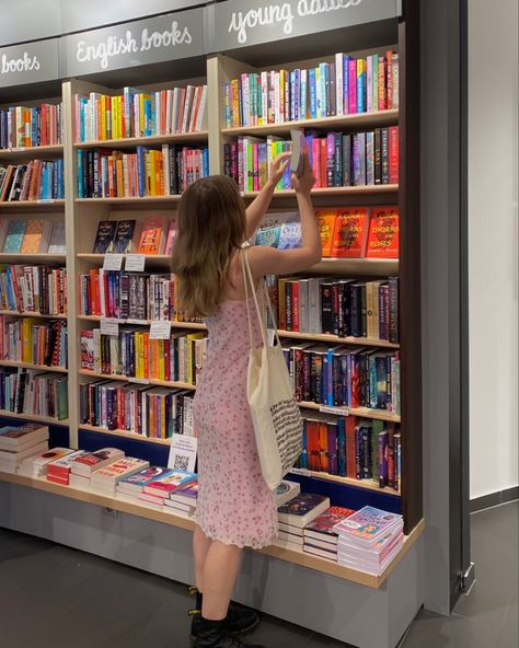 Bookshop Aesthetic Outfit, Bookshop Outfit Aesthetic, Library Worker Aesthetic, Book Store Date Outfit, Bookshop Outfit, Bookstore Outfit Aesthetic, Bookstore Date Outfit, Bookstore Date Aesthetic, Bookstore Aesthetic Outfit