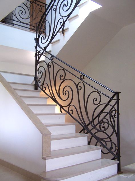 Iron Staircase Railing, Exterior Paint Combinations, درابزين السلم, Wrought Iron Stair Railing, Interior Railings, Wrought Iron Staircase, Staircase Railing Design, Handrail Design, Stairs Design Interior