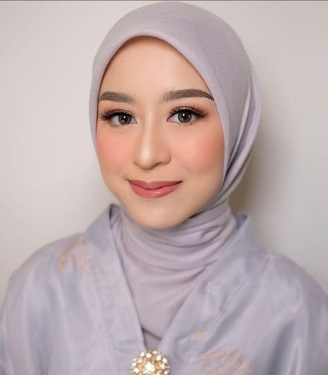 Make Up Looks Graduation, Makeup Engagement Look, Make Up Tunangan, Makeup Pengantin Natural, Graduation Natural Makeup, Make Up Lamaran Hijab, Make Up Bridesmaid Hijab, Makeup Graduation Ideas, Makeup Bridesmaid Hijab