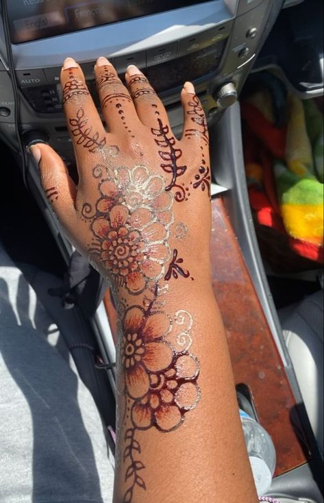 #hennadesign brown henna #hennadesign #hennatattoo #hennatattoo Brown Henna On Dark Skin, Eid Bazin, Body Manifestation, Mehendi Tattoo, Mehndi Tattoos, Henna Sleeve, Thigh Henna, Henna Tattoo Stencils, Birthday Glam