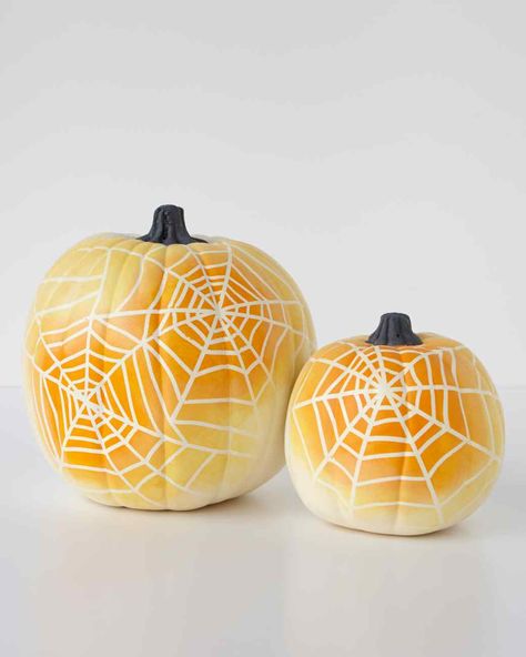 ombre spider web pumpkins No Carve Pumpkin Decorating, Spider Crafts, Pumpkin Carving Designs, Spooky Halloween Party, Zucca Halloween, Manualidades Halloween, Pumpkin Projects, Creative Pumpkins, Pumpkin Painting