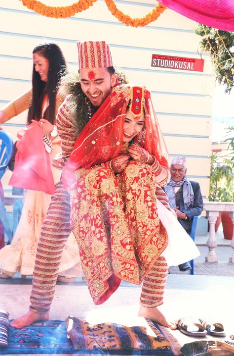 nepali wedding tradition bride groom Nepali Wedding, Hindu Wedding Decorations, Flower Garland Wedding, Marriage Dress, Groom Pictures, Brown Wedding, Random Image, National Dress, Traditional Wedding Dresses