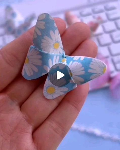 Arts And Crafts Butterfly, Paper Craft Butterflies, Origami Art Butterfly, How To Fold Paper Butterflies, Origami With Paper, Butterflies Paper Crafts, Folded Paper Butterfly, Folding Butterfly Paper Crafts, Butterfly By Paper