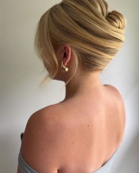 MICHIGAN || ANTIGUA Bridal Hair + Educator on Instagram: "This frenchie is going to need a permanent spot on the grid✨ I’m chaneling my inner @tonyastylist 🙏🏻 My bride was going for a timeless, classy, clean textured french twist. What do you think of this style?   #bride #hairstyle #weddingday #updo #inspiration #blonde" French Twist Bridal Hair, Updo Inspiration, French Twist Updo, Twist Updo, Bride Hairstyle, French Twist, Wedding Makeup, Bridal Hair, You Think