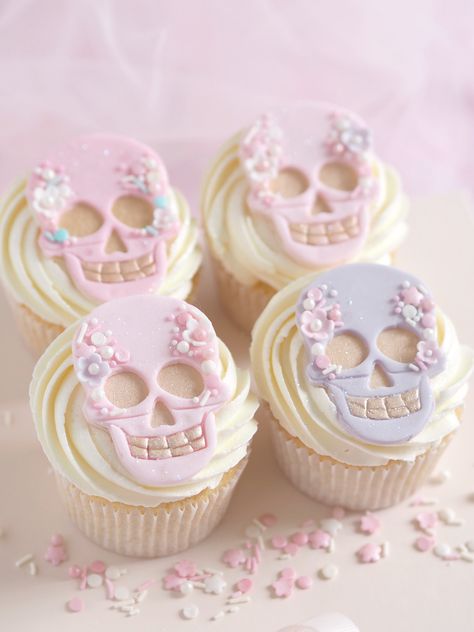 Halloween Toppers, Skull Cupcakes, Postres Halloween, Nail Art Halloween, Classy Halloween Decor, Classy Halloween, Ghost Party, Halloween Pink, Halloween Zombie