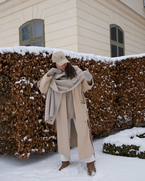 Creamy, beige, winterwhite, minimal and casual winter outfit Winter Outfit Photoshoot, Beige Winter Outfit, Casual Winter Outfit, Outfit Photoshoot, Timeless Outfits, Fashion Things, Winter Vibes, Winter Fits, Photoshoot Outfits