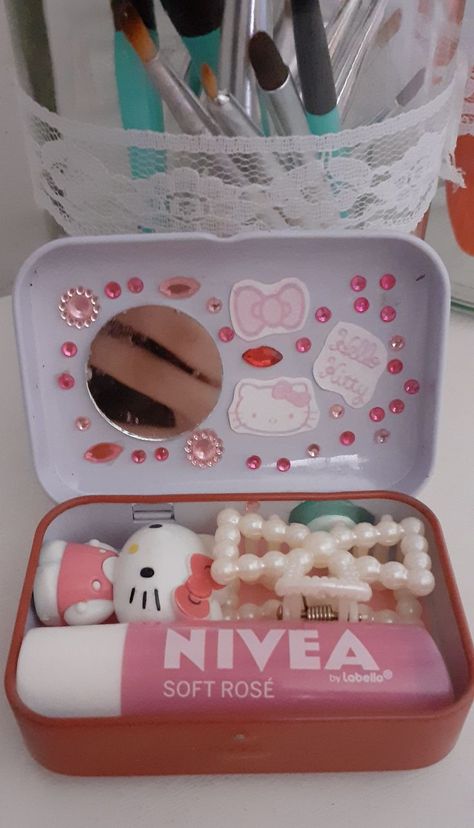 Things To Put In Your Wallet, Hello Kitty Altoid Wallet, Altiod Wallet, Jam Aesthetic, Altoids Wallets, Hello Kitty Diy, Altoid Wallet, Aesthetic Floor, Nature Creatures