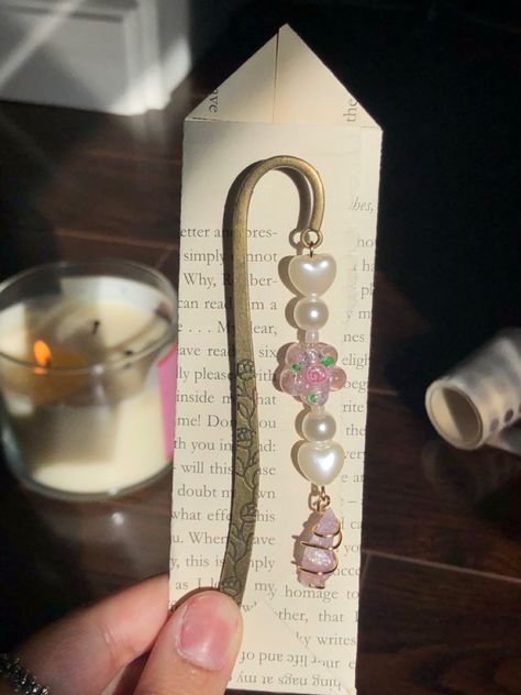 Metal bookmarks with raw crystals for all the booklovers out there!! Only two remaining in shop loves☺️ Bookmark Charms Diy, Metal Bookmarks Diy, Diy Beaded Bookmarks, Bookmarks Beads, Beaded Bookmarks Diy, Bookmark Bracelet, Bookmark Jewelry, Bookmarks Handmade Aesthetic, Bookmarks Jewelry