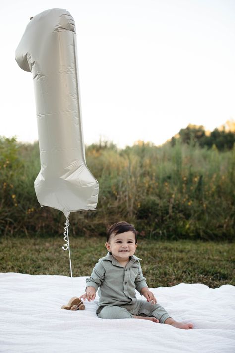 Baby Boy Pictures 1 Year, One Year Old Overall Pictures, One Balloon Photoshoot, First Birthday Simple Photoshoot, One Year Old Birthday Outfit Boy, 1 Year Boy Photoshoot Ideas, Baby Boy First Birthday Photo Shoot Outdoor, Outside One Year Old Birthday Pictures, First Birthday Boy Pictures Ideas