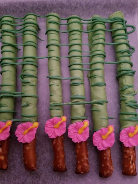 Hawaiian theme pretzels. Hawaiian Birthday Treats, Luau Treat Table, Hawian Themed Party, Hawaiian Theme Quinceanera, Luau Party Treats, Luau Chocolate Covered Strawberries, Moana Pretzel Sticks, Hawaiian Theme Graduation Party, Hawaiian Bday Party Ideas