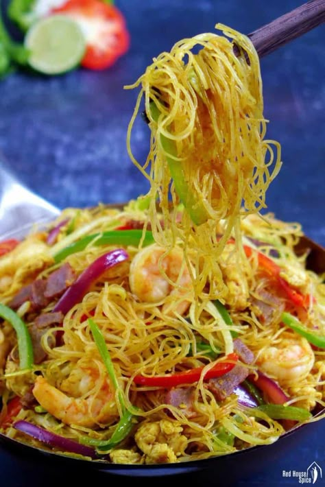 Singapore Fried Noodles, Singapore Mei Fun, Mei Fun Noodles Recipe, Vegetable Mei Fun, Singapore Mei Fun Recipe, Mei Fun Recipe, Singapore Rice, Mai Fun, Singapore Rice Noodles