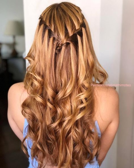 Penteados para formatura: 90 ideias para usar nessa data inesquecível Hair Stylies, Penteado Cabelo Curto, Hair Vine, Unique Hairstyles, Stylish Hair, Messy Hairstyles, Ombre Hair, Gorgeous Hair, Prom Hair