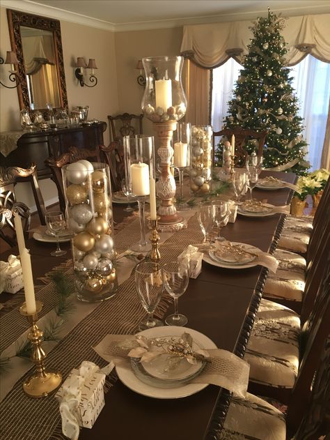 Gold Christmas Table Runner, Gold Christmas Table Decor, Gold Christmas Home Decor, Christmas Table Decorations Ideas, Thanksgiving Table Settings Elegant, Christmas Dining Table Decorations, Minimalist Centerpiece, Christmas Dinner Table Settings, Dining Table Decorations