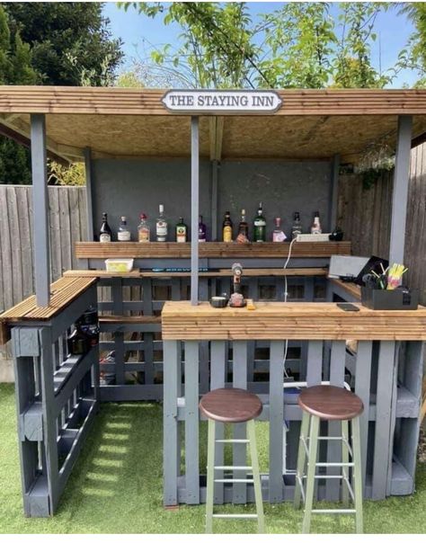 Bar Made From Pallets, Patio Plan, Balcony Ideas Apartment Christmas, Balcony Ideas Apartment Outdoor, Balcony Decoration, Pallet Patio, Pallet Outdoor, Patio Decorating Ideas On A Budget, Small Balcony Decor