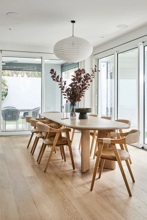 modern australian interior design dining room with jardan oval dining table and round fabric pendant light Oval Dining Table Design, Modern Australian Interiors, Oval Dining Table Decor, White Oval Dining Table, Oval Kitchen Table, Fabric Pendant Light, Dining Table Oval, Oval Dining Room Table, Australian Interior