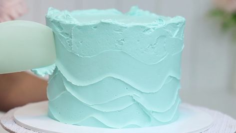 5 Ways to Decorate a Cake without Tools - British Girl Bakes Expensive Cake, Small Chocolate Cake, Stunning Cakes, Decorate A Cake, British Girl, Decorator Frosting, Frosting Techniques, Flamingo Cake, Wafer Paper Flowers