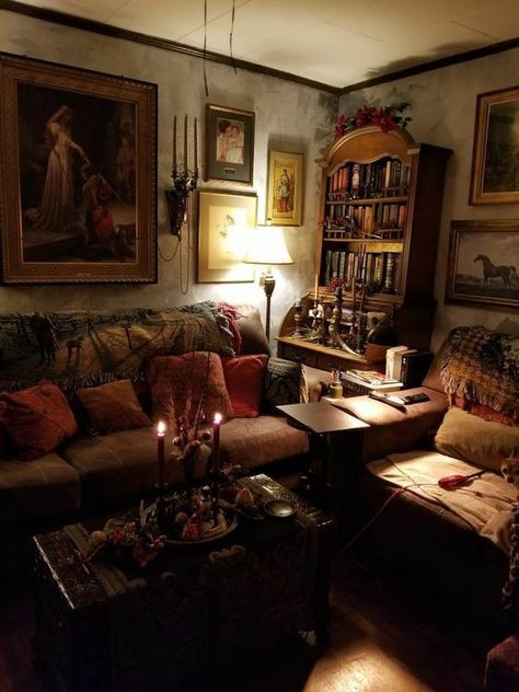 Old Lady Room Aesthetic, 40s Apartment, Antique Apartment Decor Vintage, Witchcore House, 20s Room Aesthetic, Whisimgoth Home, Southern Gothic House Interior, Romantic Apartment Aesthetic, Grandma Room Aesthetic