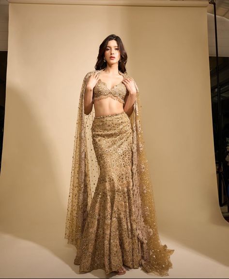 Mermaid Skirt Lehenga, Bodycon Lehenga, Indian Wear Hairstyles, Mermaid Cut Lehenga, Reception Guest Outfit Indian, Straight Lehenga, Black Net Lehenga, Fish Cut Dress, Fish Cut Lehenga