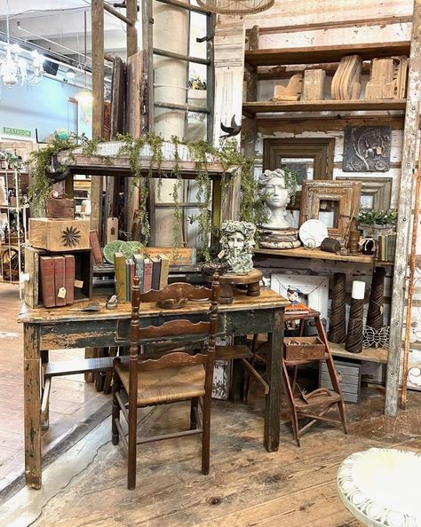 Garden Booth Display Ideas, Farmhouse Booth Display Ideas, Garden Academia, Boutique Decor Ideas Retail Store Design, Antique Shop Display Ideas, Antique Booth Ideas Staging, Antique Store Aesthetic, Decorating For Winter After Christmas, Antique Booth Design