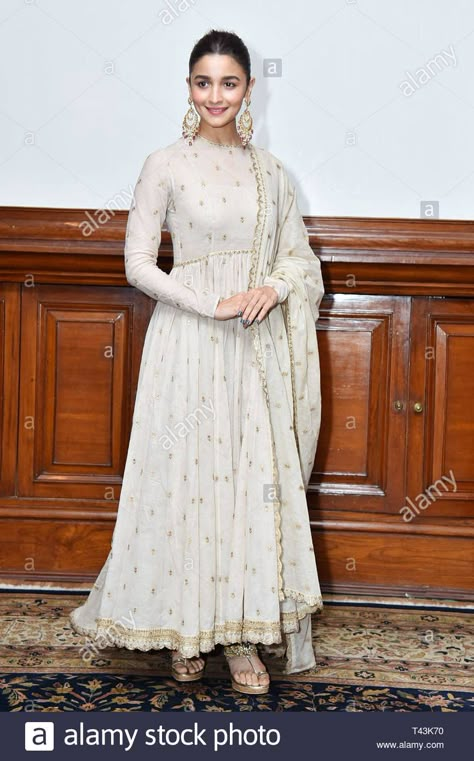 Alia Bhatt Kalank, Trendy Outfits Indian, Anarkali Dress Pattern, Casual Indian Fashion, Desi Fashion Casual, Traditional Indian Outfits, Kurti Designs Party Wear, Trendy Dress Outfits, Sleeves Designs For Dresses