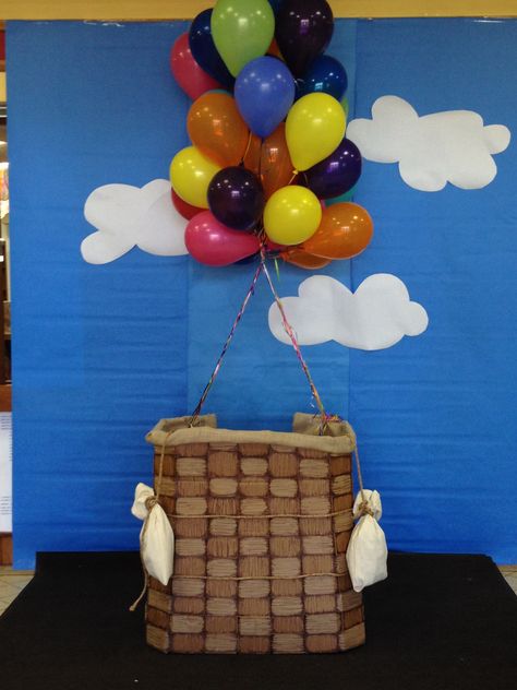 Hot air balloon basket made out of strips of woven cardboard. Hot Air Balloon Kindergarten, Diy Hot Air Balloon Basket With Balloons, Cardboard Hot Air Balloon, Diy Hot Air Balloon Basket, Hot Air Balloon Photo Booth, Hot Air Balloon Photo Prop, Hot Air Balloon Prop, Hot Air Balloon Basket, Diy Hot Air Balloon