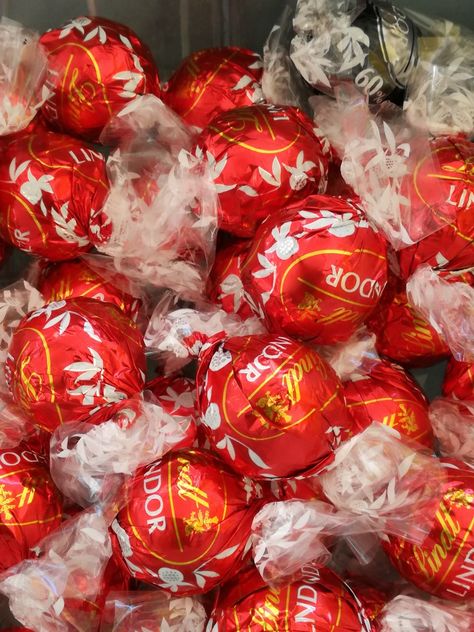 Lindor Lindt Chocolate Gift Ideas, Lindor Chocolate, Lindt Lindor, Swiss Chocolate, Lindt Chocolate, Chocolate Assortment, Sweet 16 Parties, Candy Party, Chocolate Gifts