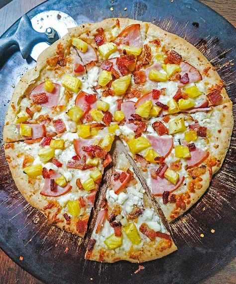 Hawaiian Pizza Recipe With Pineapple and Ham - On The Go Bites Homemade Hawaiian Pizza, Hawaiian Pizza Recipe, Pineapple Pizza Recipes, Ham And Pineapple Pizza, Recipe With Pineapple, Ham Pineapple, Polenta Pizza, Pizza Vegana, Pineapple Ham