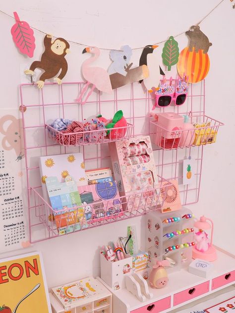 Kawaii Cubicle Decor, Cute Decor Aesthetic, Kawaii Pink Bedroom Ideas, Wall Decor Kawaii, Kawaii Craft Room, Kawaii Home Office, Kawaii Decor Ideas, Kawaii Dorm Room Ideas, Cute Kawaii Room Ideas