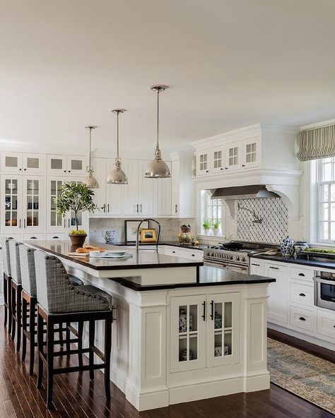 One Kindesign Dream Homes, Two Level Kitchen Island, Marina Rust, American Kitchen Design, New England Kitchen, Ivory Kitchen, Interior Dapur, Glass Cabinets, Upholstery Tacks