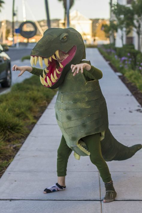 Here is a tyrannosaurus costume I made for my son, from mattress foam and spray paint. T Rex Halloween Costume, 3 People Halloween Costumes, Halloween Costumes Kids Homemade, Costume Dinosaure, Diy Fantasia, Mattress Foam, Do It Yourself Decoration, Kids Halloween Food, Best Friend Halloween Costumes