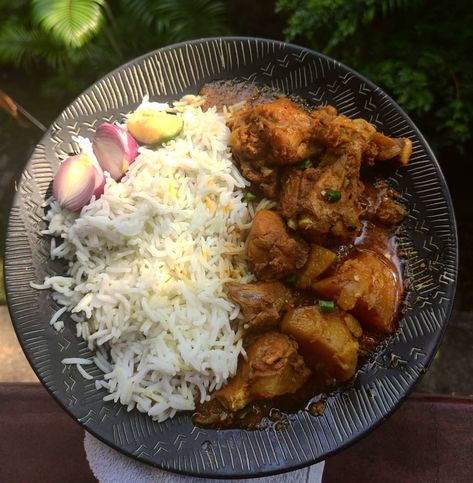 Authentic Bengali Food, Chicken Curry Aesthetic, Bengali Vibes, Bengali House, Bengali Foods, Simple Chicken Curry, Bengali Aesthetic, Curry And Rice, Ice Dessert