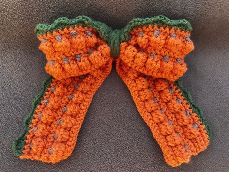 Crocheted bow. Perfect for a day of pumpkin and apple picking while sipping your favorite fall drink. #crochet #crochetdesign #crochetdesign #crochetbowpattern Crochet Outfits Fall, Fall Crochet Headband, Crochet Pumpkin Bandana, Fall Crochet Wearables, Fall Crochet Inspiration, Crochet Pumpkin Headband, Crochet Fall Headband, Crochet Fall Accessories, Fall Crochet Aesthetic