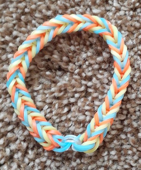 Loom Bracelet Rubber Band, Cute Colors For Rubber Band Bracelets, Cute Rainbow Loom Bracelet Ideas, Loom Band Bracelets Color Ideas, Friendship Bracelets Rainbow Loom, How To Make Rubber Band Bracelets Without Loom, Look Bracelet Ideas Rubber Bands, Rubber Band Bracelet Aesthetic, Preppy Loom Band Bracelets