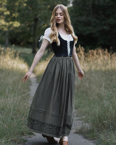 We always add a little touch of black in our summer outfits… We can’t help it 🖤 Do you keep wearing black clothes during summer, or do you prefer to wait until fall and winter to wear this color? 👩🏼 : @zelieallemoz, wearing the black “Alma” bustier with the “Cosima” top and the moss green “Mivilud” maxi skirt. . . . . #cottagecoreaesthetic #ethicalbrand #cottagecore #softgoth #wicca #vintagecore #lightacademia #sustainablefashion #lightacademiafashion #ethicalfashion #ethicallymade #ethica... Romcom Outfits, Cottagecore Outfits Summer, Vintagecore Outfits, Cottagecore Winter Outfits, Cottage Core Outfit, Fire Clothes, Beautiful Photoshoot Ideas, Cottagecore Outfits, Black Clothes