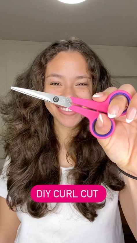 Diy Short Wavy Haircut, How To Cut My Curly Hair Myself, How To Layer Curly Hair Yourself, Haircut In Curly Hair, Diy Curly Bob Haircut, Diy Curly Haircut At Home, Diy Short Curly Haircut At Home, Curly Cut Layers, Curly Hair Cuts At Home