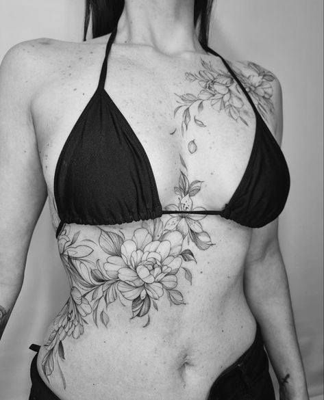 Tattoo Ideas Female Half Sleeve, Floral Back Tattoos, Hip Thigh Tattoos, Tato Henna, Hip Tattoos Women, Floral Tattoo Sleeve, Chest Tattoos For Women, Chest Piece Tattoos, Pretty Tattoos For Women